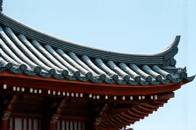 修復された歴史的な寺院の屋根のディテール